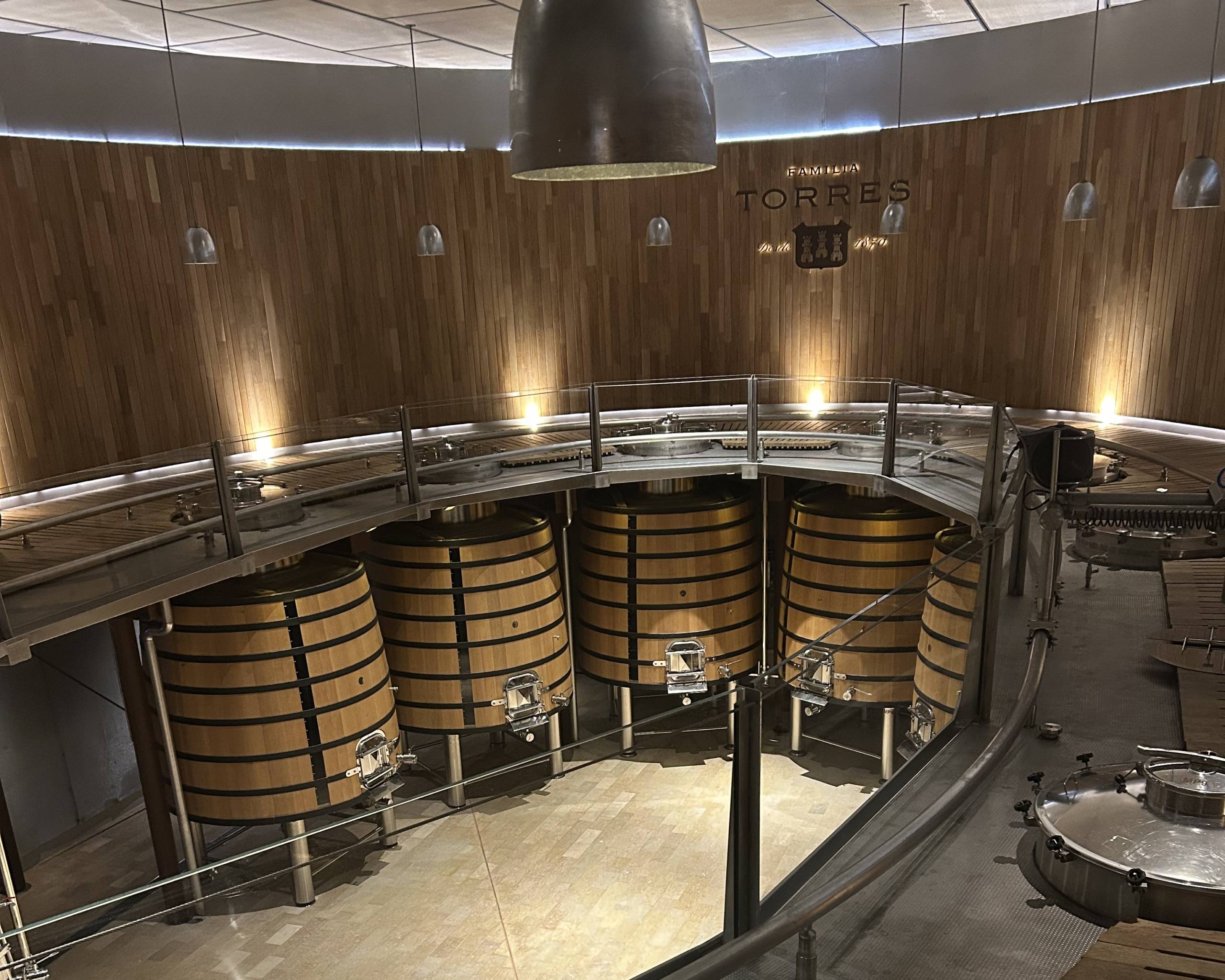 Interior de la bodega de Familia Torres durante la experiencia de Marina Port Vell