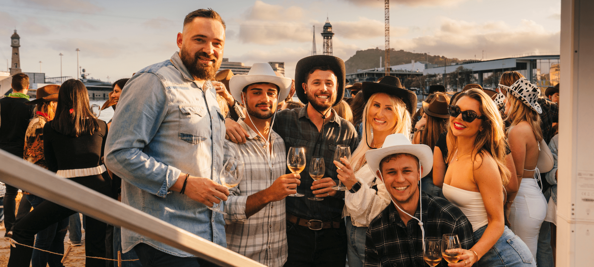 Crew celebrando en la Rodeo Party de Marina Port Vell con vistas al puerto