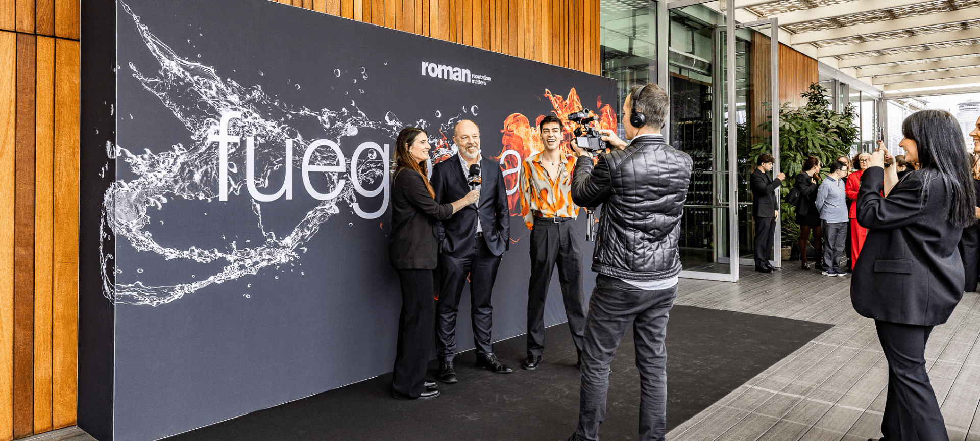 Roman corporate celebration at Marina Port Vell, featuring interactive activities and a dynamic seaside experience 