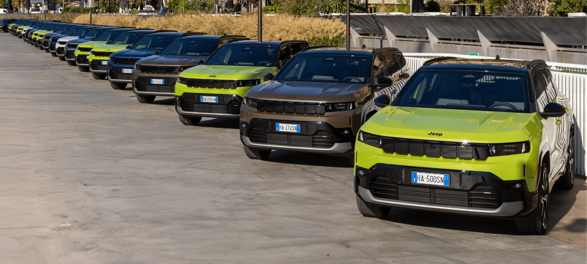 International Jeep Compass event at Marina Port Vell, featuring MHEV and BEV vehicle test drives by the sea for press and VIP clients. 